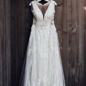 Size 14 Galina Signature Wedding Dress